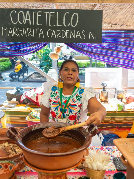 Cuernavaca, Morelos. Meksika mı? 7 Kasım 2025. Meksika Gastronomisi üzerine X World Forum. Yerel Markette Geleneksel Yemek Satan Meksikalı Kadın