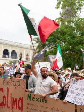 Colima, Colima. Meksika mı? 15 Kasım 2025. Z Nesli tarafından düzenlenen yürüyüş. Colima 'daki hükümeti protesto eden insanlar.