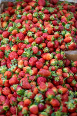 Taze Olgun Kırmızı Çilek Yığını Çiftçi Pazarı Yiyeceklerinde