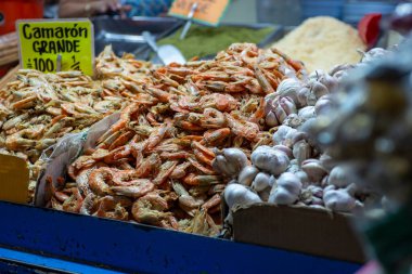 Yerel Pazar Gösterisinde Lezzetli Kurutulmuş Karides ve Sarımsak Kapat