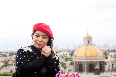 Arka planda Guadalupe 'nin Eski Bazilikası ile Bereli Otantik Serene Kadın