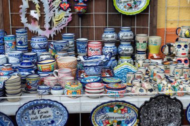 Renkli Sanatçı Talavera Stili Çömlek Hediyelik Eşya Dükkanı. Meksika sokak pazarı