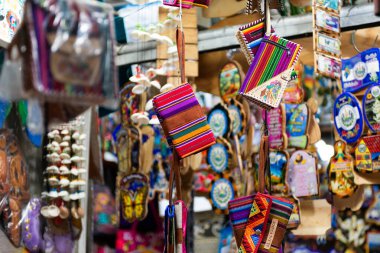 Canlı Renkli Çizgili Tekstil Cüzdanı Hediyelik Eşyalar Asılıyor