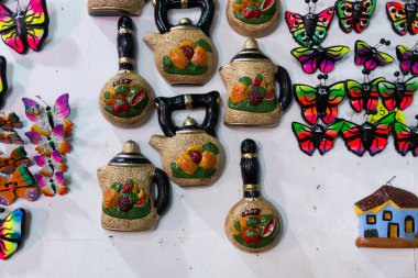 El yapımı dekoratif Clay Fruit Kettle ve Kelebek Buzdolabı Mıknatısları