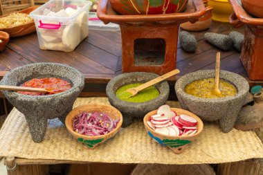 Renkli Salsa Salsa 'nın ve Stone Bowl' daki konservelerin kapağını kapatın..