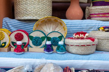 Tortilla tutacakları ve doğal liflerden yapılmış peçete halkaları. Meksika el sanatları.