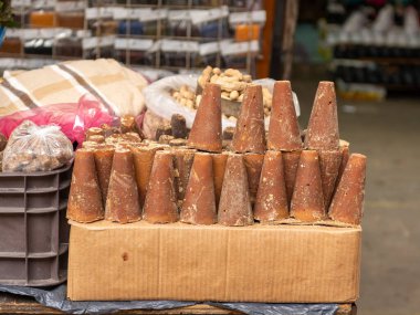 Piloncillo, geleneksel işlenmemiş kamış şekeri, sokak pazarında koni şeklinde.