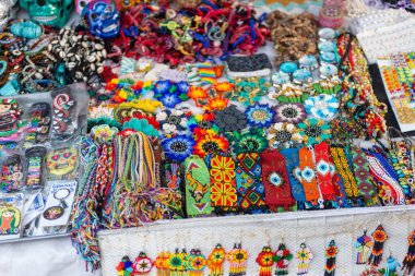 Çok renkli chaquira ile yapılmış aksesuarlar. Renkli taşlardan yapılmış Meksika el sanatları.