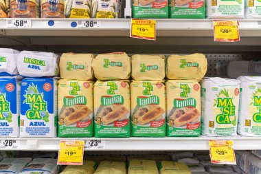 Villa de Alvarez, Colima, Meksika. 20 Ekim 2025: Maseca mısır un ürünleri bir süpermarket rafında düzgünce düzenlenmiştir.