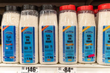 Villa de Alvarez, Colima, Meksika. 20 Ekim 2025: Çoklu Altamar Deniz Tuzu Ürünleri Konteynırları