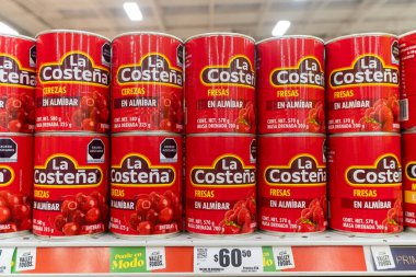 Villa de Alvarez, Colima, Meksika. 20 Ekim 2025: Süpermarketteki La Costena markasından konserve kiraz ve çilek sıraları.