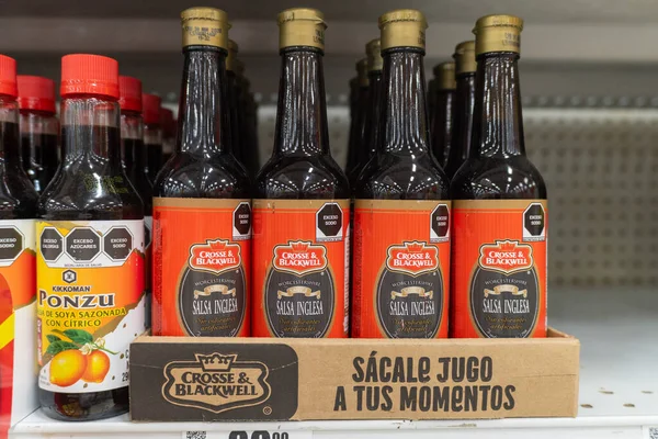 Villa de Alvarez, Colima, Meksika. 20 Ekim 2025: Bir markette rafta sergilenen çeşitli sos şişelerinin yakın plan çekimi.