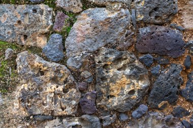 Yosun ve Doğal Detaylı Kırsal Volkanik Kaya Duvarı dokusu