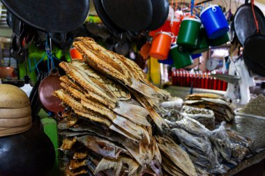 Yerel Markette Kurutulmuş Balık Yığını Kapat