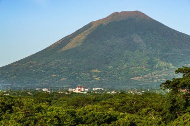 San Miguel şehrinin güzel gündüz manzarası ve El Salvador 'daki Chaparrastique Volkanı