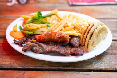 Sebze ve tortilla ile ızgara et tabağı..