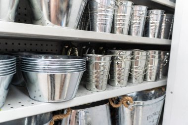 Raflar dolusu Parlak Galvanize Metal Kova ve Tencere