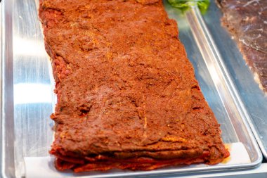 Metal bir tepside marine edilmiş kurutulmuş et. Cecina adobada.