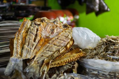 Lezzetli Kurutulmuş Balık Yemeğinin Çıtır Çıtır Detaylarını Kapat
