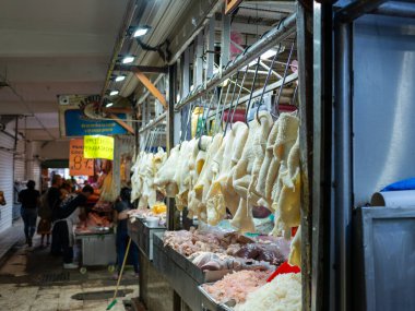 Yerel bir pazar, taze işkembe ve çeşitli et çeşitleri sergiliyor..