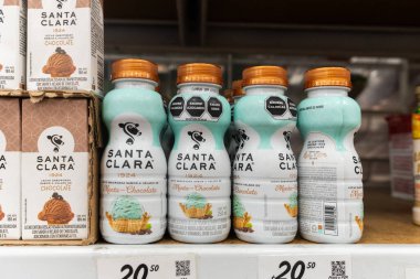 Colima, Colima, Meksika. 7 Aralık 2025: Santa Clara 'nın raftaki naneli çikolatalı süt şişelerinin yakın çekimi, paketleme detaylarını gösteriyor.