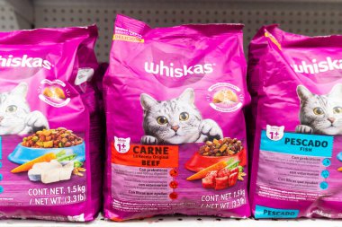 Colima, Colima, Meksika. 7 Aralık 2025: Bir mağaza rafında kedi maması torbaları. Brand Whiskas.