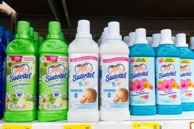 Colima, Colima, Meksika. 7 Aralık 2025: Süpermarket rafındaki renkli şişelerde çeşitli sıvı kumaş yumuşatıcıları. Marka Suavitel.
