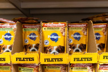 Colima, Colima, Meksika. 7 Aralık 2025: Köpek maması paketleriyle dolu bir süpermarkette raf. Damga Soyu