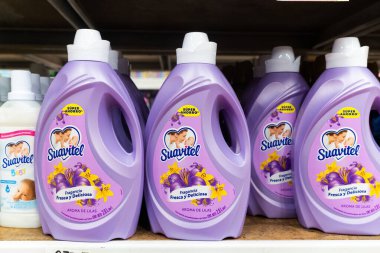 Colima, Colima, Meksika. 7 Aralık 2025: Mağaza Rafındaki Suavitel Kumaş Yumuşatıcı Şişelerinin Yakın Görüntüsü