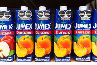 Colima, Colima, Meksika. 7 Aralık 2025: Şeftali aromalı Jumex meyve suyu kutuları