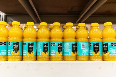 Colima, Colima, Meksika. 7 Aralık 2025: Del Valle markasından şeftali aromalı meyve suyu şişelerini bir süpermarketin rafına kapatın.