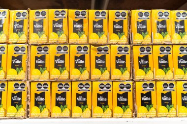 Colima, Colima, Meksika. 7 Aralık 2025: Satılık Sarı Mango Suyu Kutuları Yığını kapat. Brand del Valle