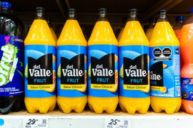 Colima, Colima, Meksika. 7 Aralık 2025: Del Valle 'deki bir perakende dükkanında satılan meyve suyu şişeleri.