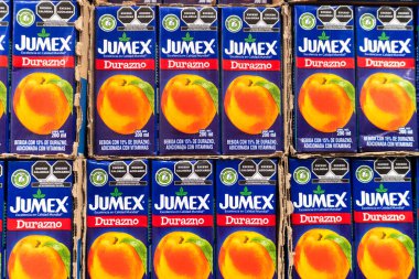 Colima, Colima, Meksika. 7 Aralık 2025: Şeftali aromalı Jumex meyve suyu kutuları