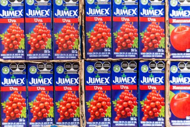 Colima, Colima, Meksika. 7 Aralık 2025: Üzüm aromalı Jumex meyve suyu kutuları