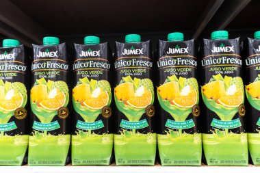 Colima, Colima, Meksika. 7 Aralık 2025: Supermarkette Jumex Unico Fresco Yeşil Meyve Suyu Paketleme İçeceği