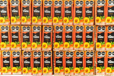 Colima, Colima, Meksika. 7 Aralık 2025: Toptan Satılığa Hazır Şeftali Suyu Kutuları. Brand del Valle