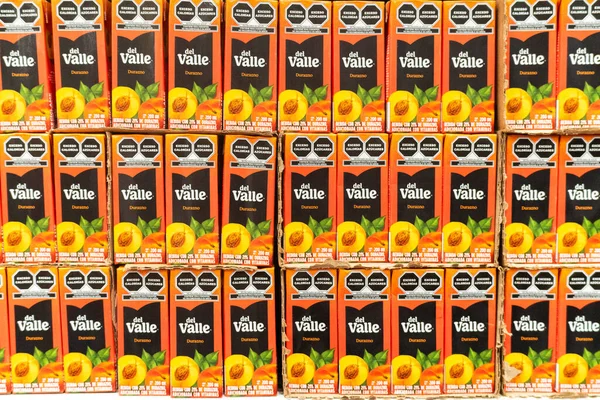 Colima, Colima, Meksika. 7 Aralık 2025: Toptan Satılığa Hazır Şeftali Suyu Kutuları. Brand del Valle