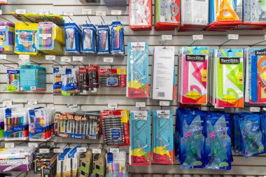 Colima, Colima, Meksika. 7 Aralık 2025: Mağaza duvarında asılı çeşitli kırtasiye ürünleri. Rafları göster.