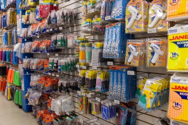 Colima, Colima, Meksika. 7 Aralık 2025: Renkli ürün ve donanım malzemelerinin sergilendiği bir perakende mağazası duvarı