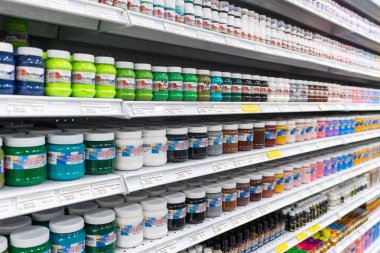 Colima, Colima, Meksika. 7 Aralık 2025: Farklı renklerde boya kavanozlarıyla dolu süpermarket rafları