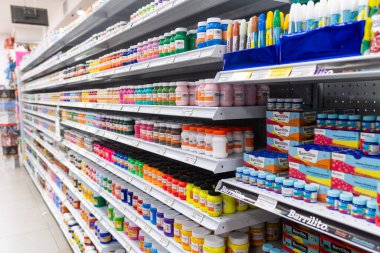 Colima, Colima, Meksika. 7 Aralık 2025: Farklı renklerde boya kavanozlarıyla dolu süpermarket rafları