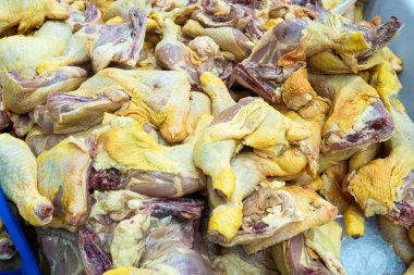 Konteynıra yerleştirilmiş çiğ tavuk parçaları..