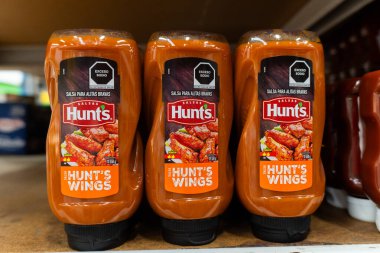 Colima, Colima, Meksika. 7 Aralık 2025: Süpermarketin rafında bir şişe Hunt 's Wing Sos