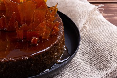 Siyah Tabak Üzerine Zarif Karamelli Tatlı Pastası