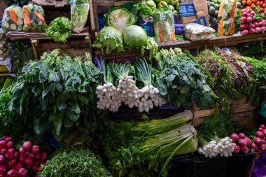 Yerel bir çiftçi pazarında renkli ve davetkar bir taze sebze gösterisi..