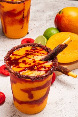 Mangonada, tipik Meksika mangolu buzlu çay sosu ve limon suyu..