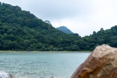 Doğada Bulutlu Bir Gün 'de Orman ve Gölün Huzurlu Manzarası. Alegria Gölü. El Salvador