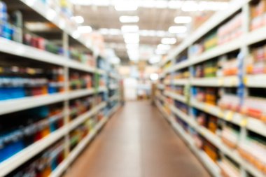 Soyut Bulanık Süpermarket Koridoru Ürün Rafları ve Aydınlatma Aletleri