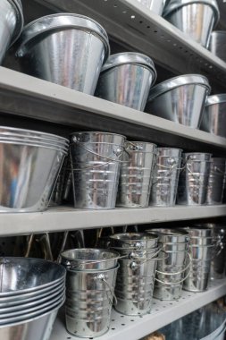 Raftaki Metalik Kovalar Galvanize Metal Taşıyıcı